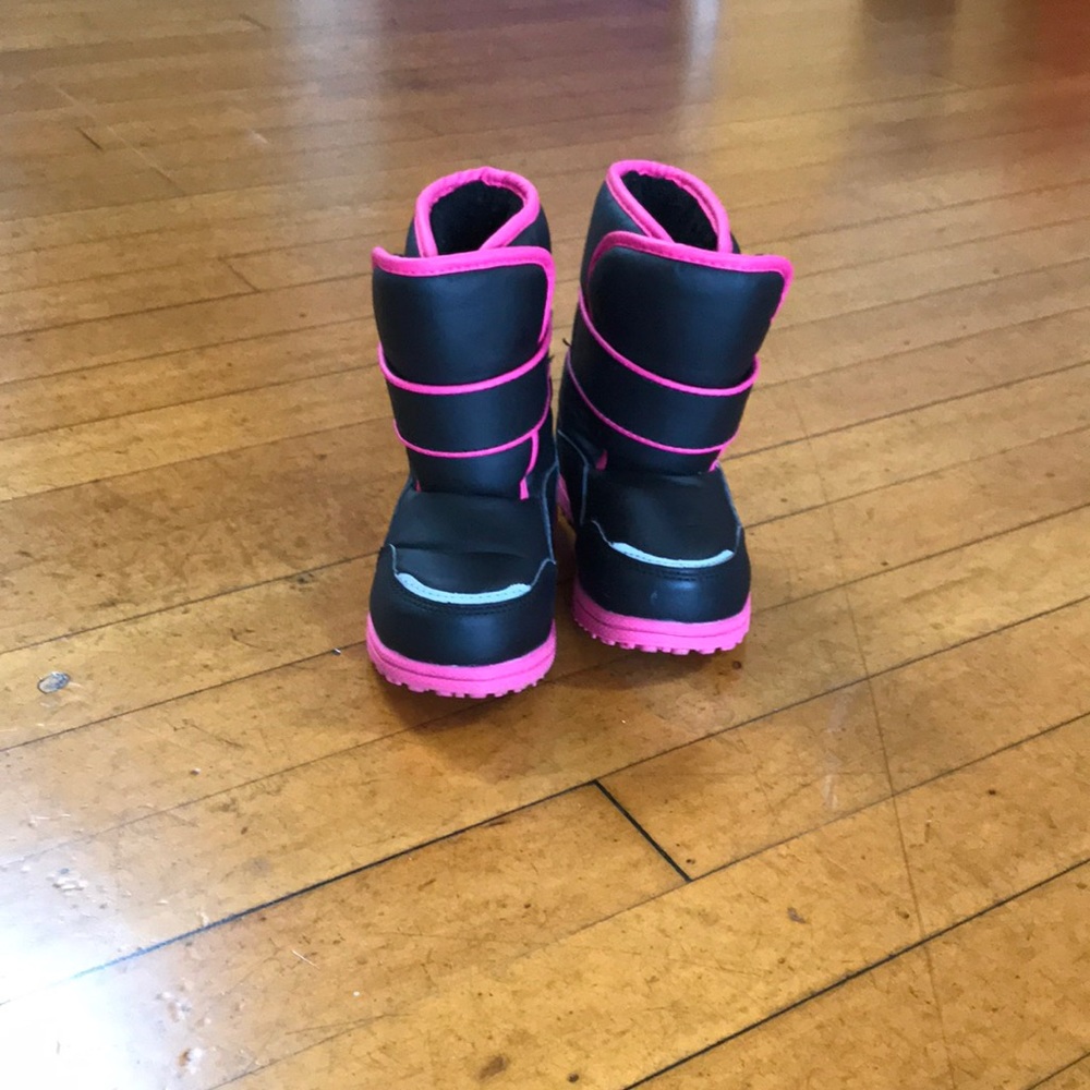 Little Girls  snow boots 🥾size 8